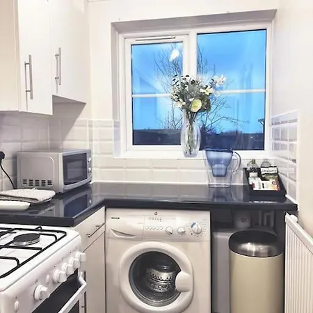 Apartment In Epsom With Free Parking Exterior photo