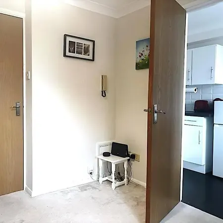 Apartment In Epsom With Free Parking Exterior photo