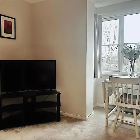 Apartment In Epsom With Free Parking Exterior photo