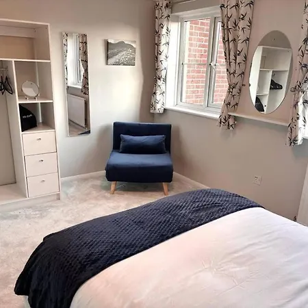 Apartment In Epsom With Free Parking Exterior photo