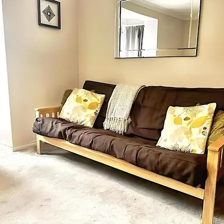 Apartment In Epsom With Free Parking Exterior photo