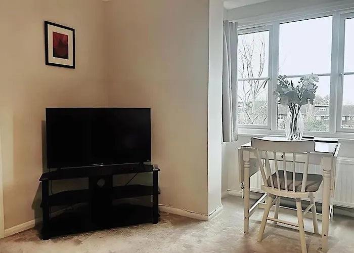 Apartment In Epsom With Free Parking