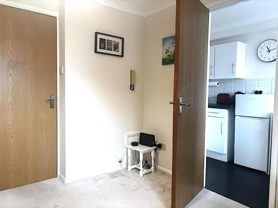 Apartment In With Free Parking Epsom