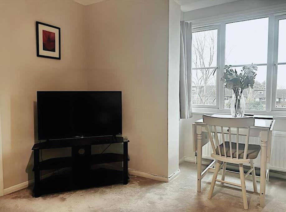 In With Free Parking Apartment Epsom