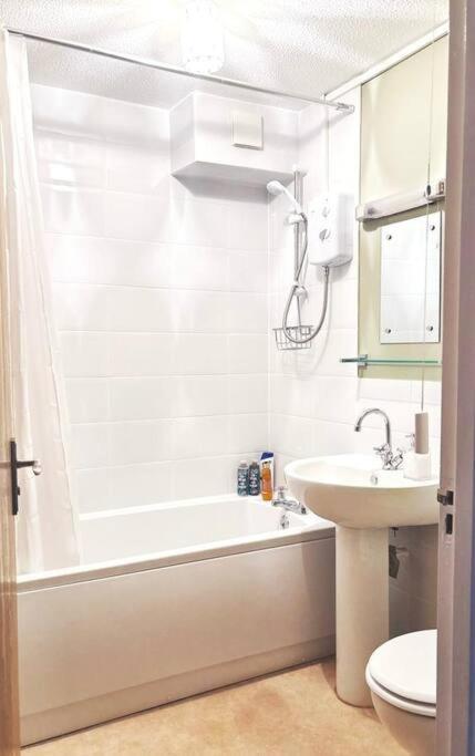 In With Free Parking Apartment *